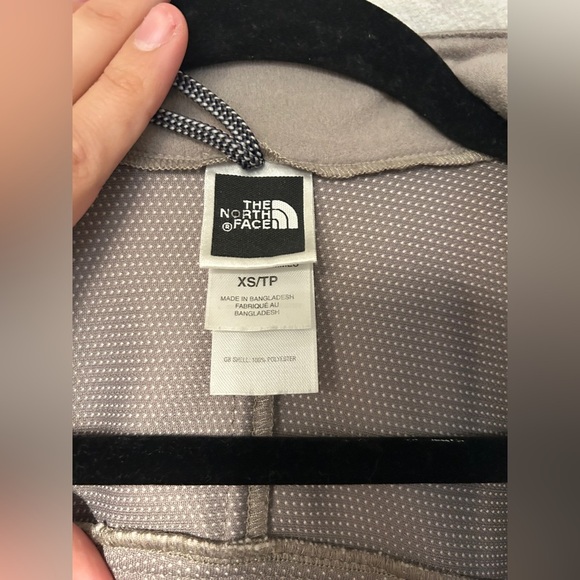 North Face Women’s Windwall Cream and Taupe Jacket - Picture 7 of 10